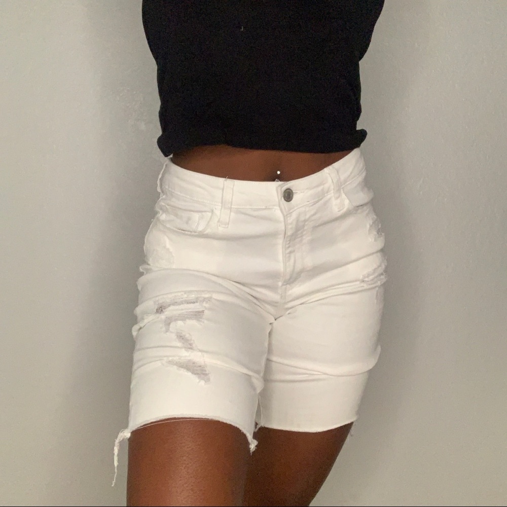 Distressed white knee length shorts🍥